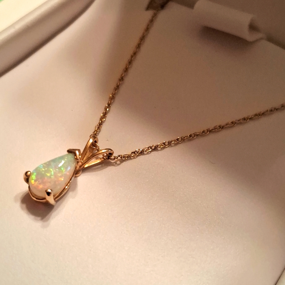 NWOT,Vintage,Genuine Fire 🔥 Opal,Pendant, Necklace on 10K Fine Gold,16" Chain💥